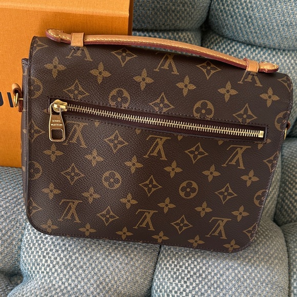 Louis Vuitton authentic pouchette metis Monogram Crossbody with Gold Hardware - Picture 4 of 13